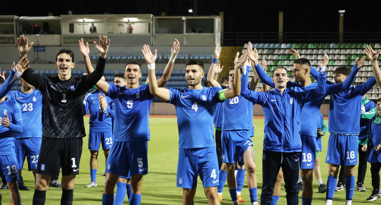 Οι παίκτες της Εθνικής Ελπίδων πανηγυρίζουν μετά τη λήξη του παιχνιδιού / Πηγή: Intime
