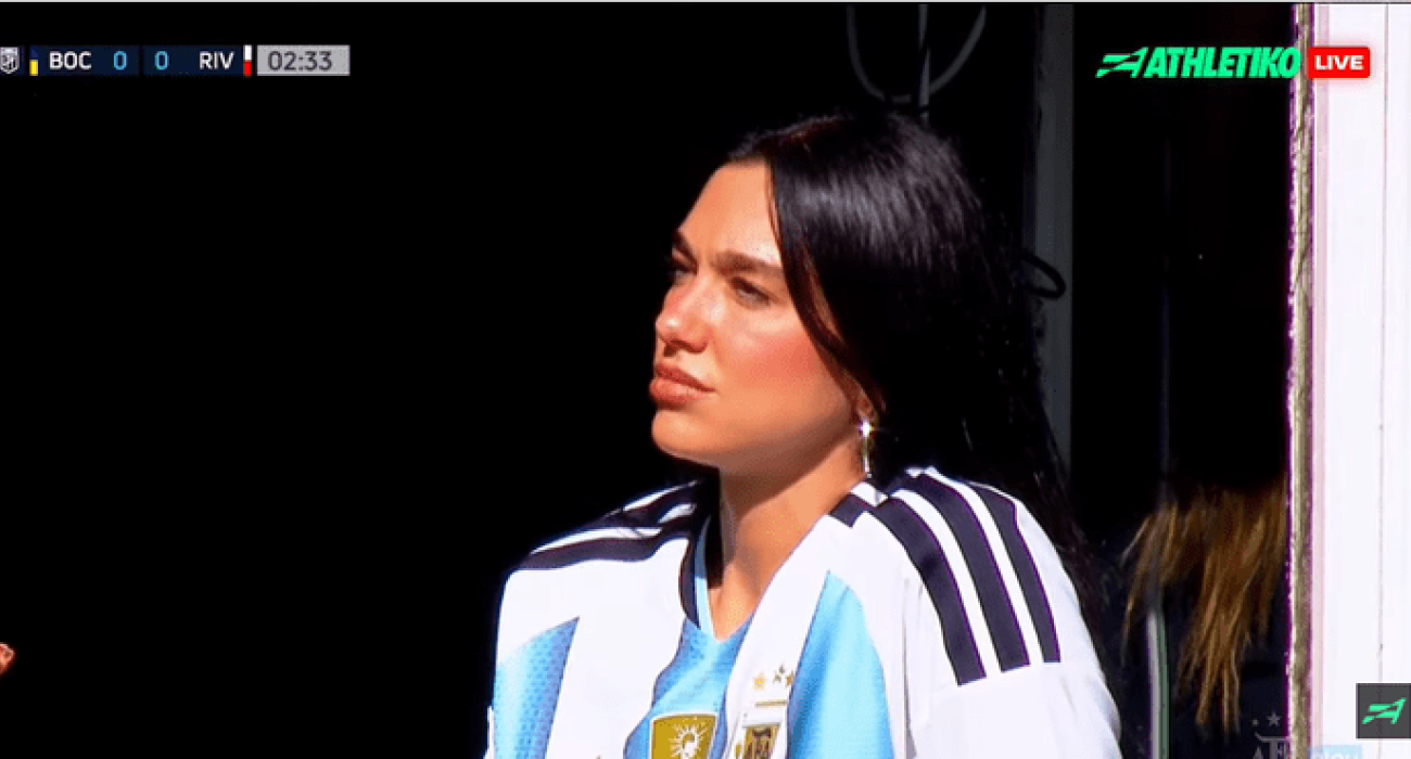 Η Ντούα Λίπα στο «Λα Μπομπονέρα» / Screenshot