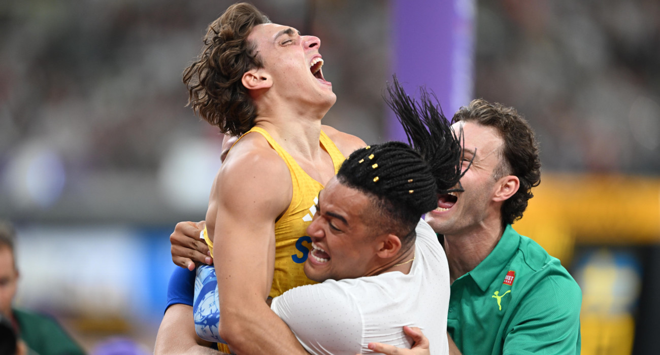 Οι Μόντο Ντουπλάντις, Εμμανουήλ Καραλής και Κέρτις Μάρσαλ σε πανηγυρισμούς μετά το παγκόσμιο ρεκόρ / Πηγή: Eurokinissi