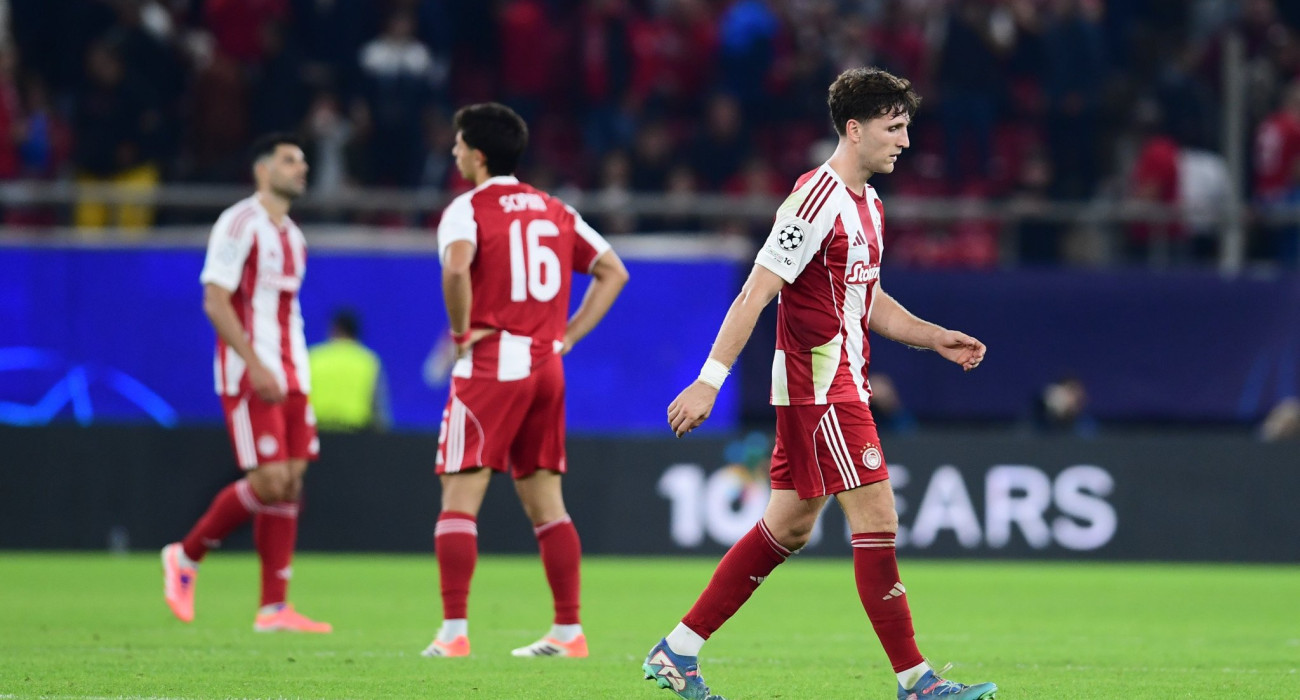 Οι παίκτες του Ολυμπιακού μετά την ισοπαλία με την Αϊντχόφεν / Πηγή: Eurokinissi