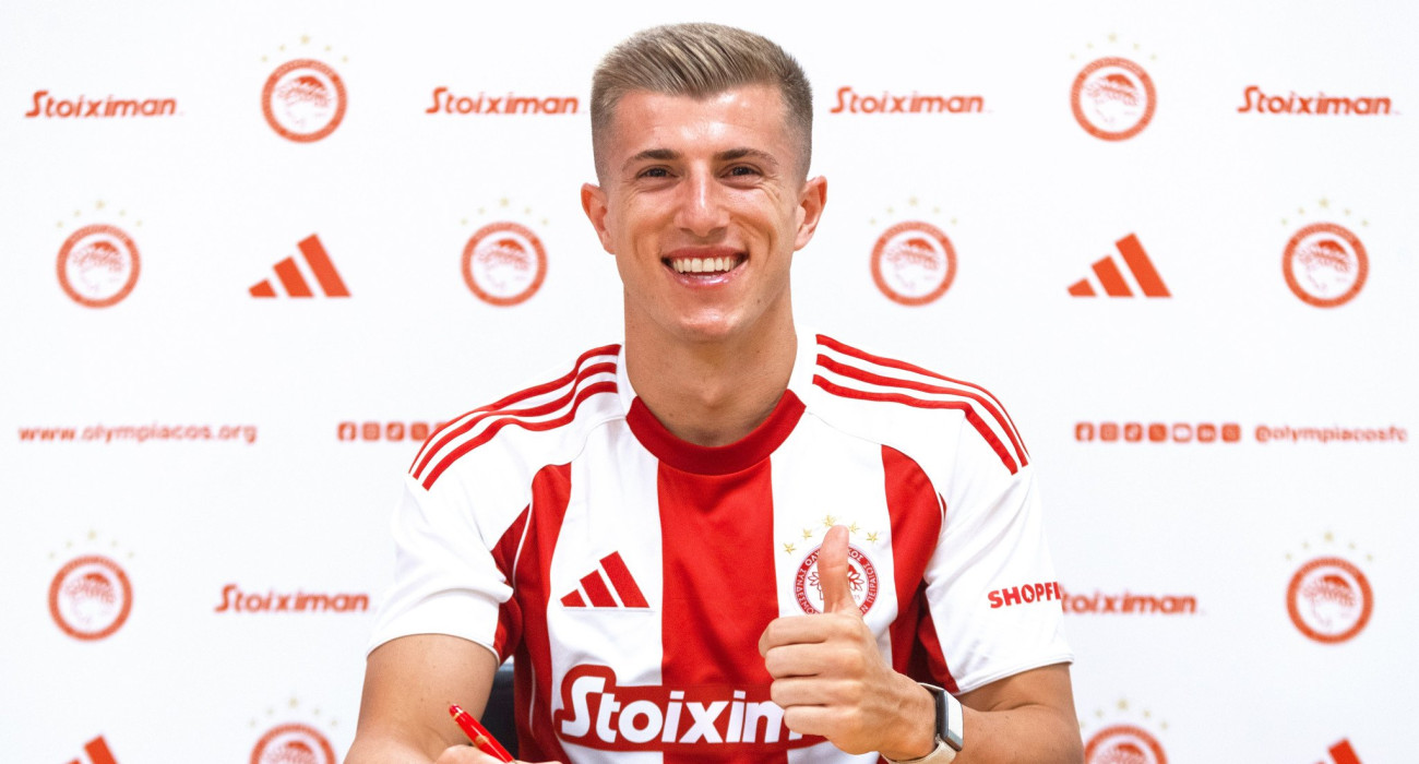 Ο Κοστίνια υπογράφει το νέο του συμβόλαιο με τον Ολυμπιακό / Πηγή: Eurokinissi