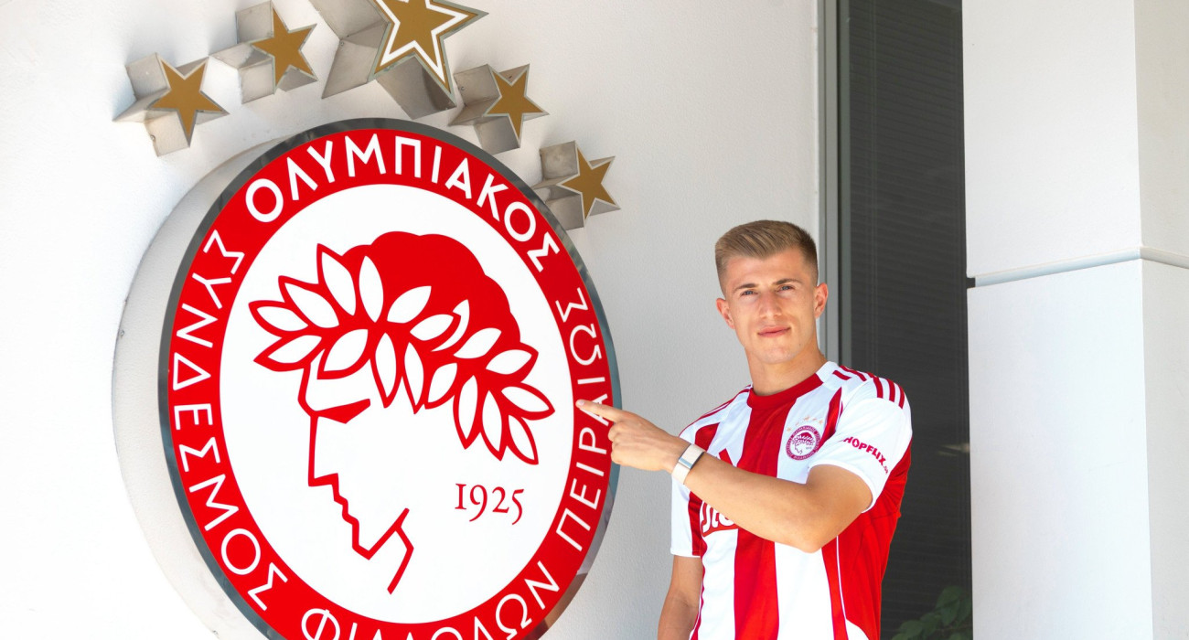 Ο Κοστίνια υπογράφει το νέο του συμβόλαιο με τον Ολυμπιακό / Πηγή: Eurokinissi