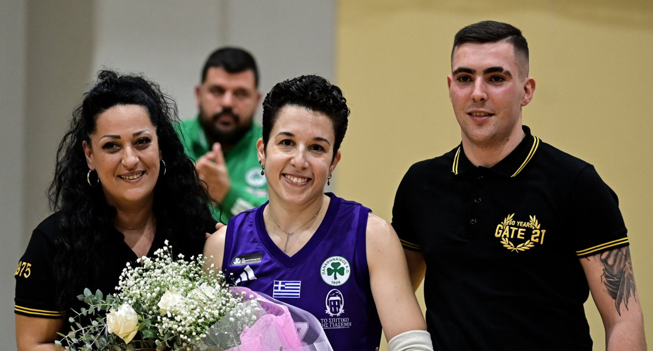 Οι φίλαθλοι της ΑΕΚ τίμησαν την Πέννυ Ρόγκα / Πηγή: Eurokinissi