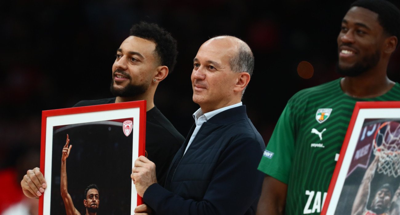 Η βρα΄βευση των Γουίλιαμς-Γκος και Ράιτ από τους προέδρους του Ολυμπιακού - Πηγή: Eurokinissi