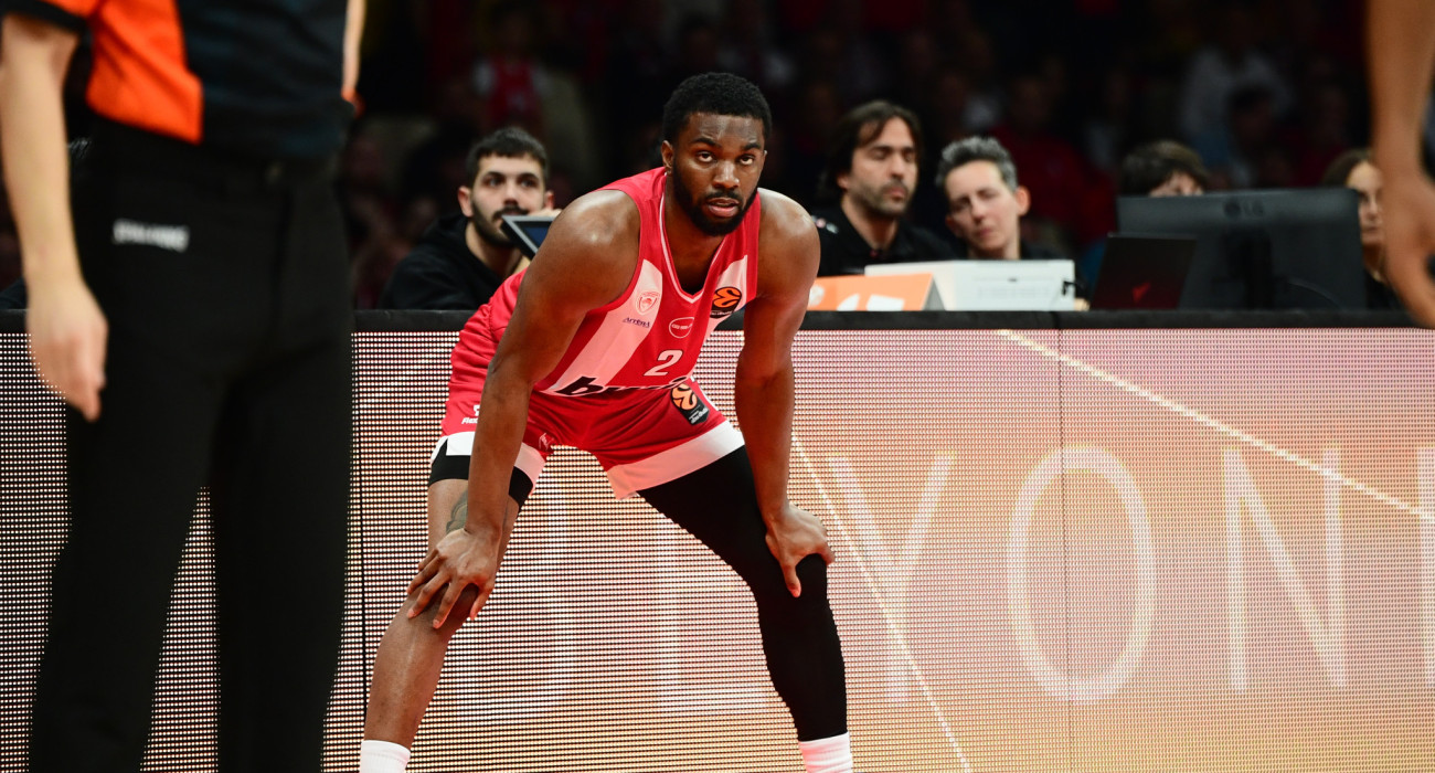 Ο Κίναν Έβανς ετοιμάζεται να περάσει στο παρκέ για τον Ολυμπιακό - Πηγή: Eurokinissi