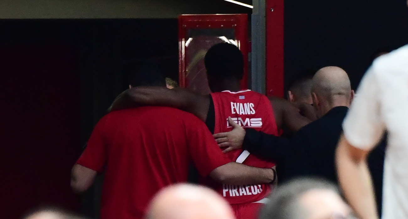 Ο Κίναν Έβανς αποχωρεί υποβασταζόμενος/Πηγή: Eurokinissi