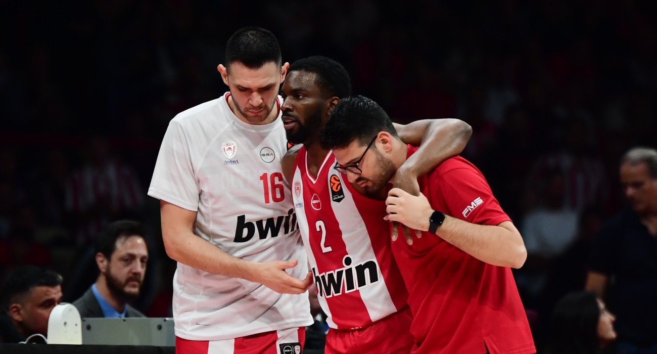 Ο Κίναν Έβανς αποχωρεί υποβασταζώμενος / Πηγή: Eurokinissi