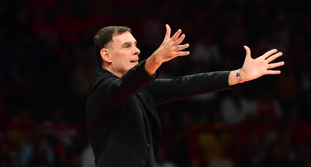 Ο Γιώργος Μπαρτζώκας στον πάγκο του Ολυμπιακού, Πηγή: Eurokinissi