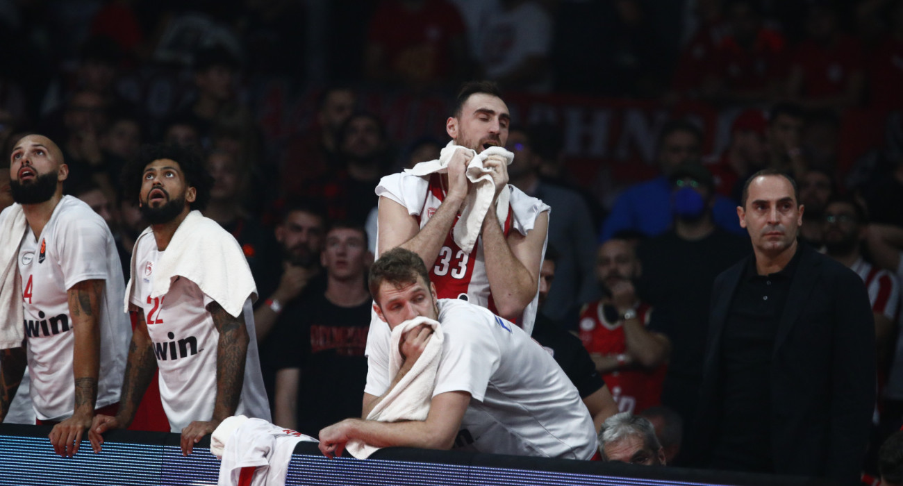 Σοκαρισμένοι Μιλουτίνοφ και Βεζένκοφ από τον τραυματισμό του Κίναν Έβανς / Πηγή: Eurokinissi