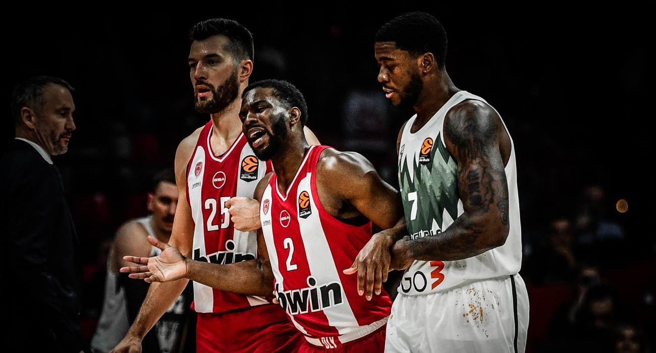 Ο Κίναν Έβανς αποχωρεί τραυματισμένος - Πηγή: Eurokinissi