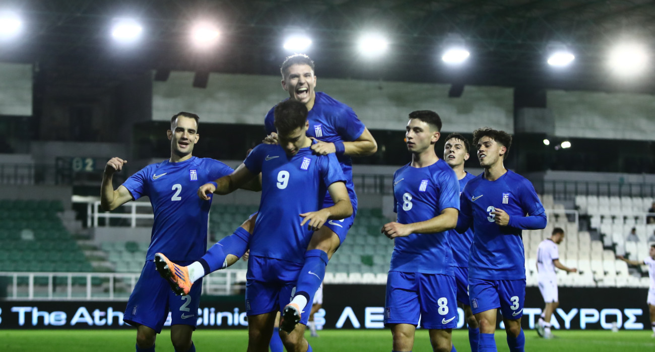 Οι ποδοσφαιριστές της εθνικής Ελπίδων πανηγυρίζουν / Πηγή: Eurokinissi