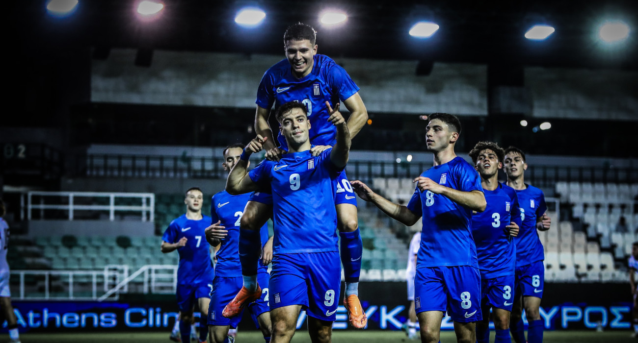Οι ποδοσφαιριστές της εθνικής Ελπίδων πανηγυρίζουν / Πηγή: Eurokinissi