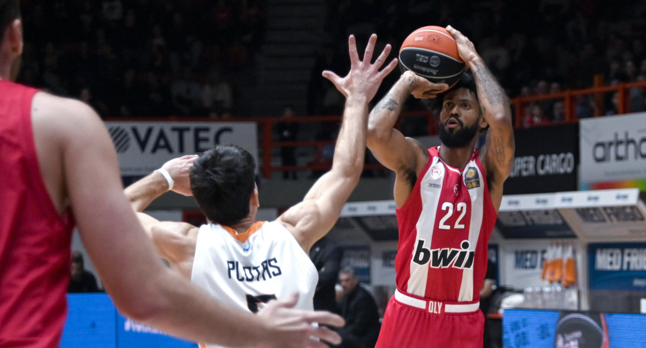 Ο Τάιλερ Ντόρσεϊ απειλεί την άμυνα του Προμηθέα / Πηγή: Eurokinissi