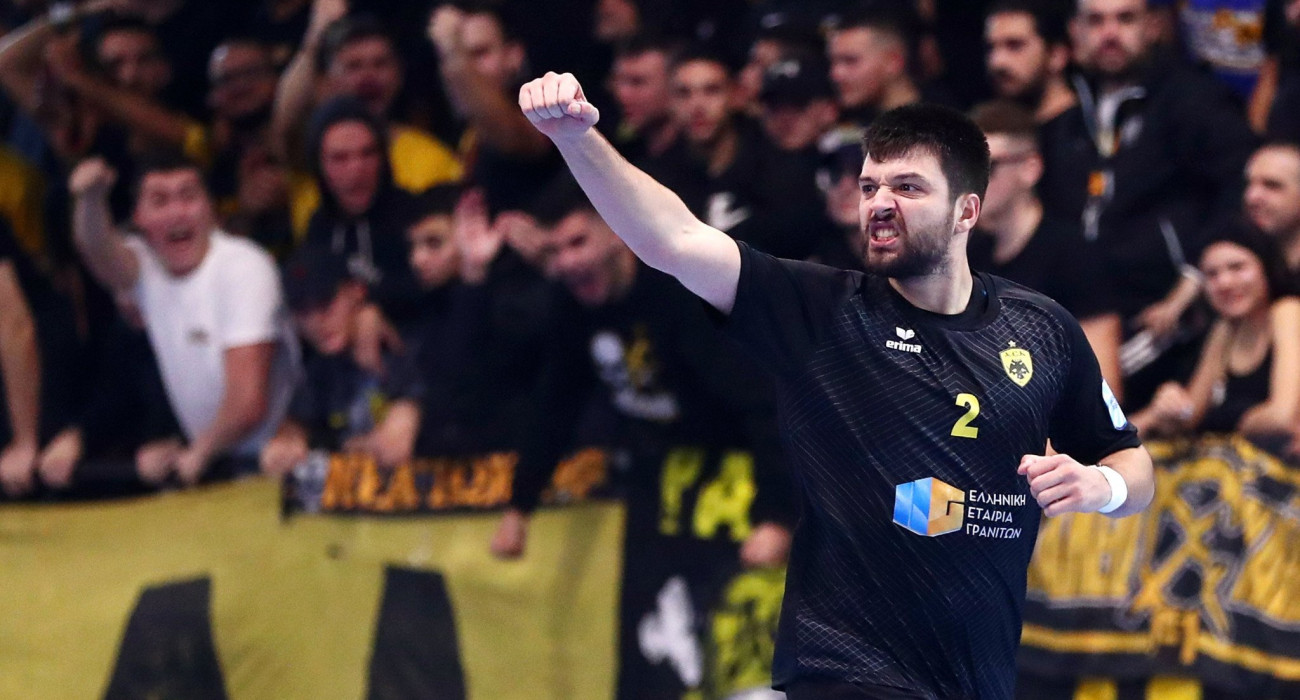 Ο αρχηγός της ΑΕΚ, Βαγγέλης Αραμπατζής, πανηγυρίζει / Πηγή: Intime