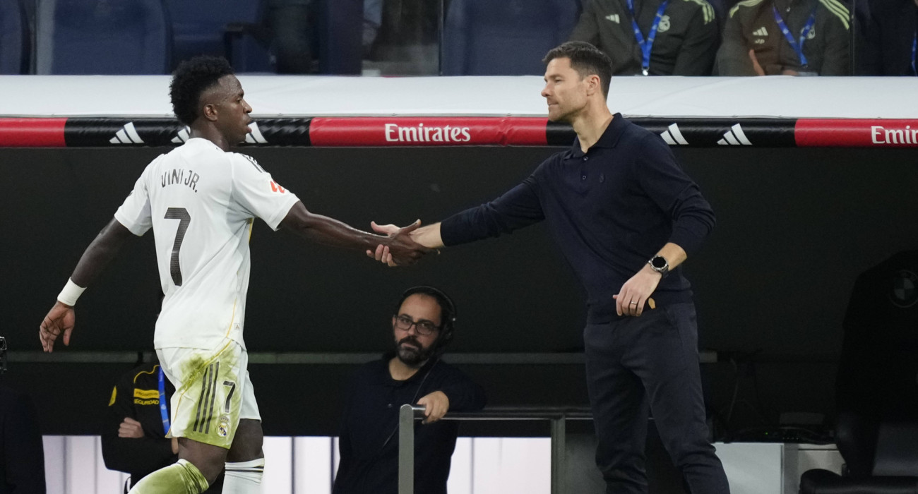 Ο Τσάμπι Αλόνσο με τον Βινίσιους/Πηγή: Imago