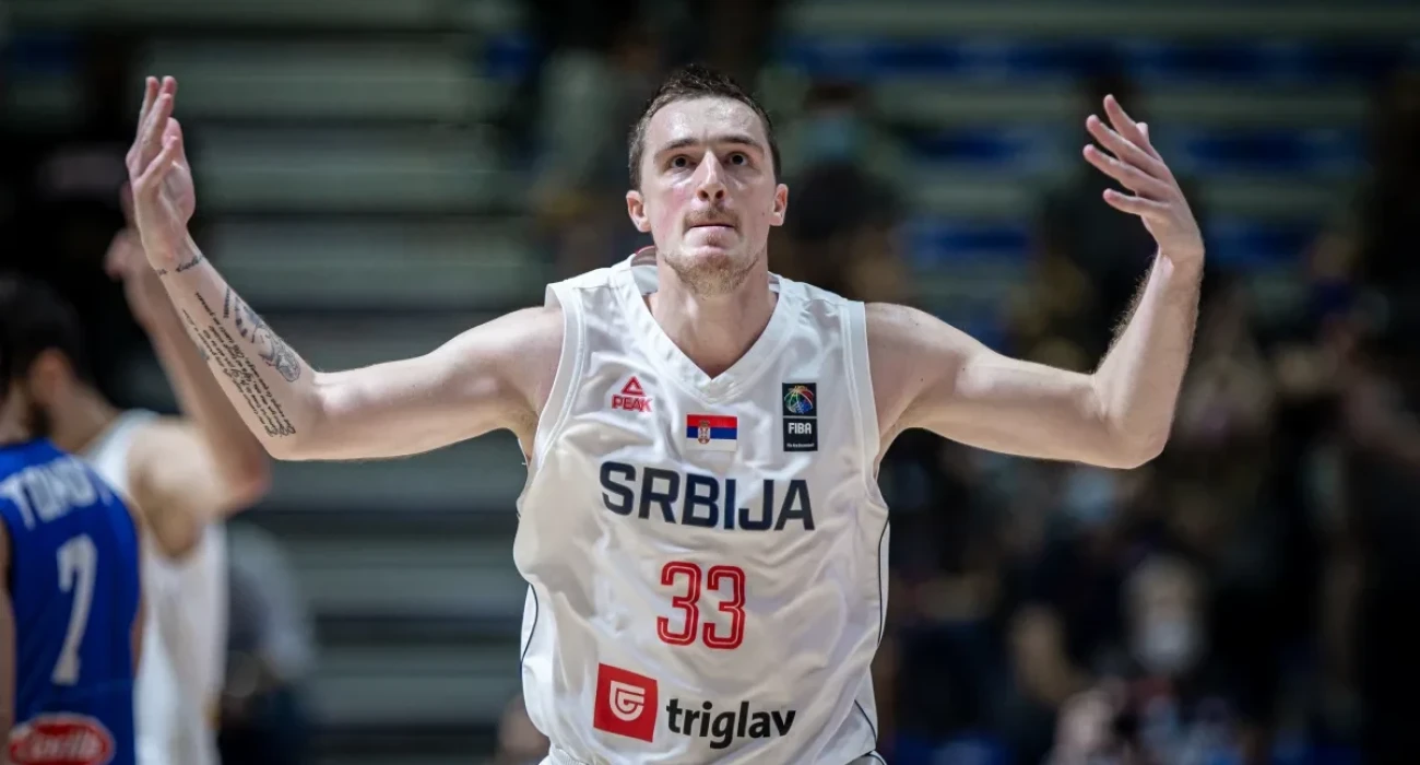 Ο Ντανίλο Άντζουσιτς με τη φανέλα της Εθνικής Σερβίας/Πηγή: FIBA