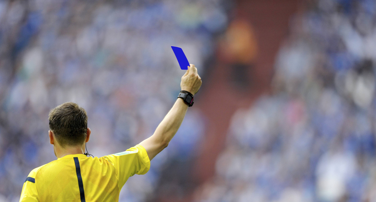 Διαιτητής δείχνει μπλε κάρτα / Πηγή: Imago