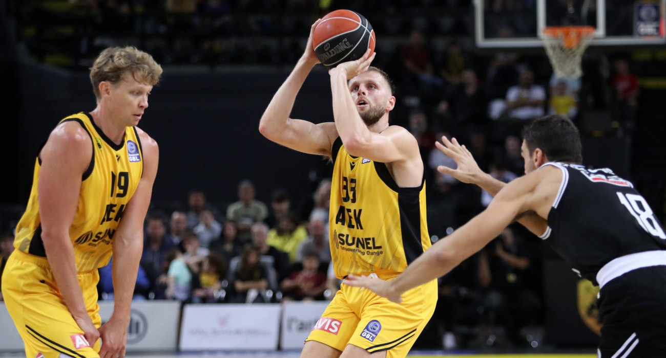 Ο Βασίλης Χαραλαμμπόπουλος στο ματς της ΑΕΚ με τον ΠΑΟΚ / Πηγή: Intime