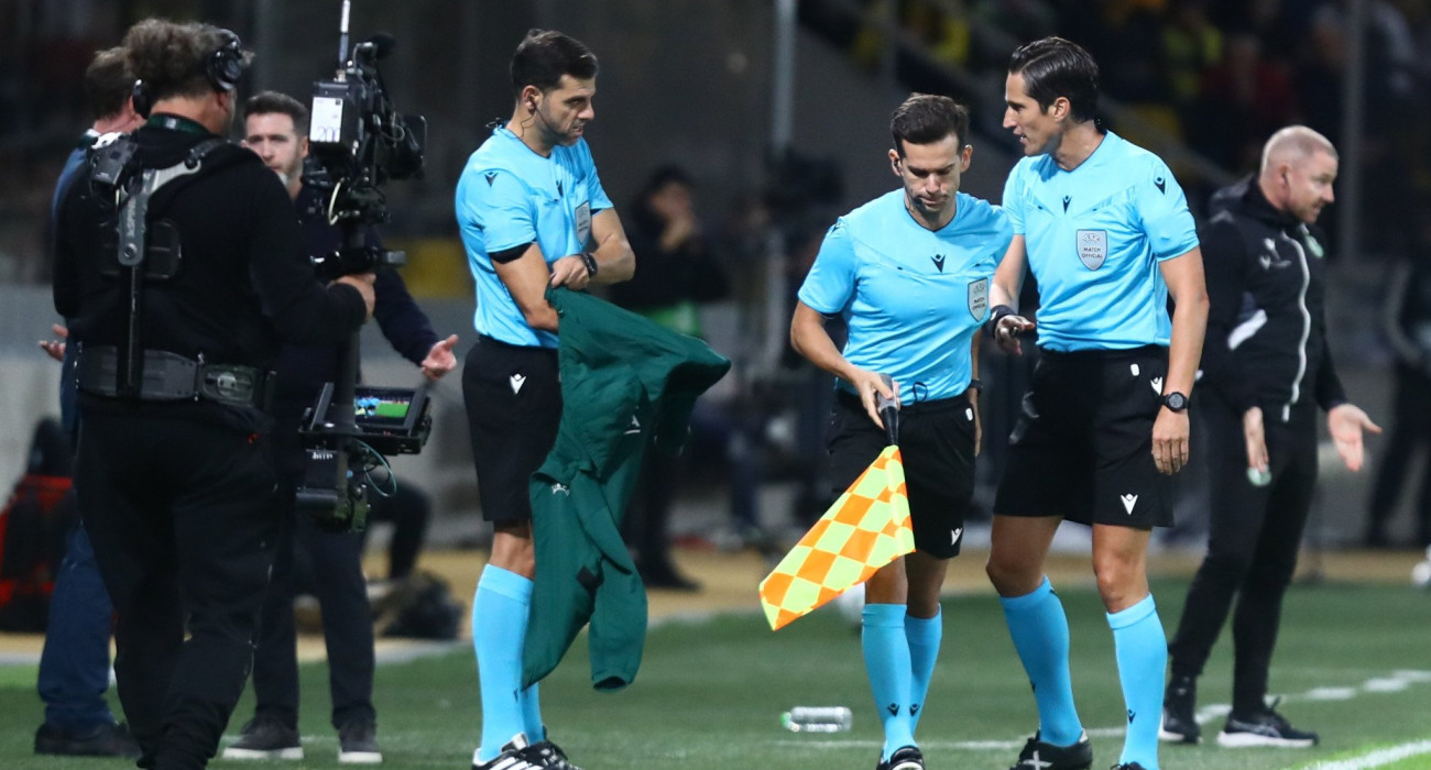 Η αλλαγή του διαιτητή στο ΑΕΚ-Σάμροκ Ρόβερς / Πηγή: Eurokinissi