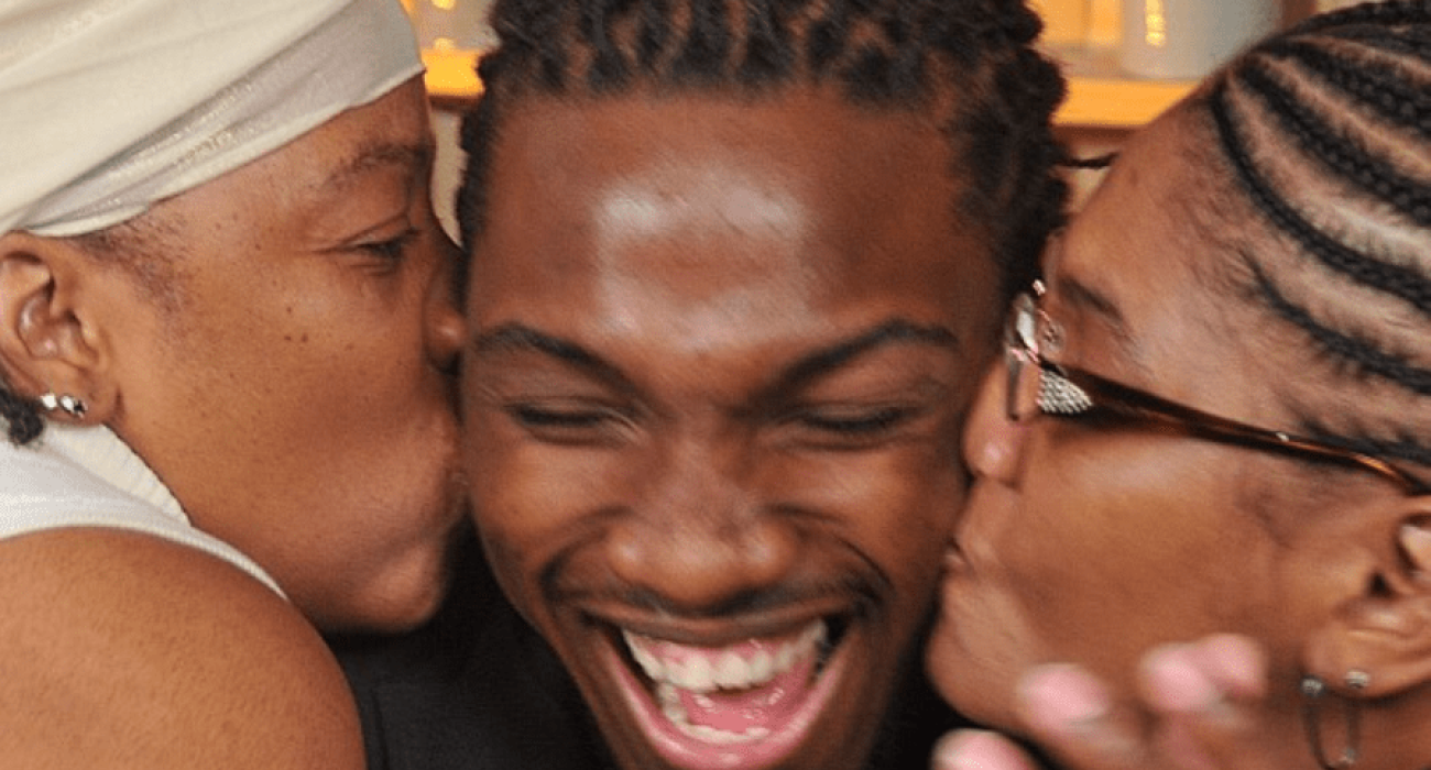 Ο Κένεθ Φαρίντ και οι δύο του μαμάδες / Πηγή: Instagram - Screenshot