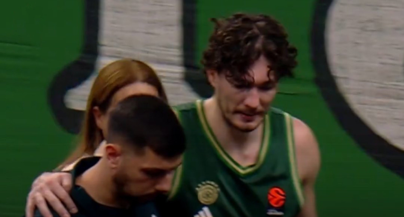 Ο Τζένι Οσμάν αποχωρεί από τον αγωνιστικό χώρο υποβασταζόμενος / Screenshot