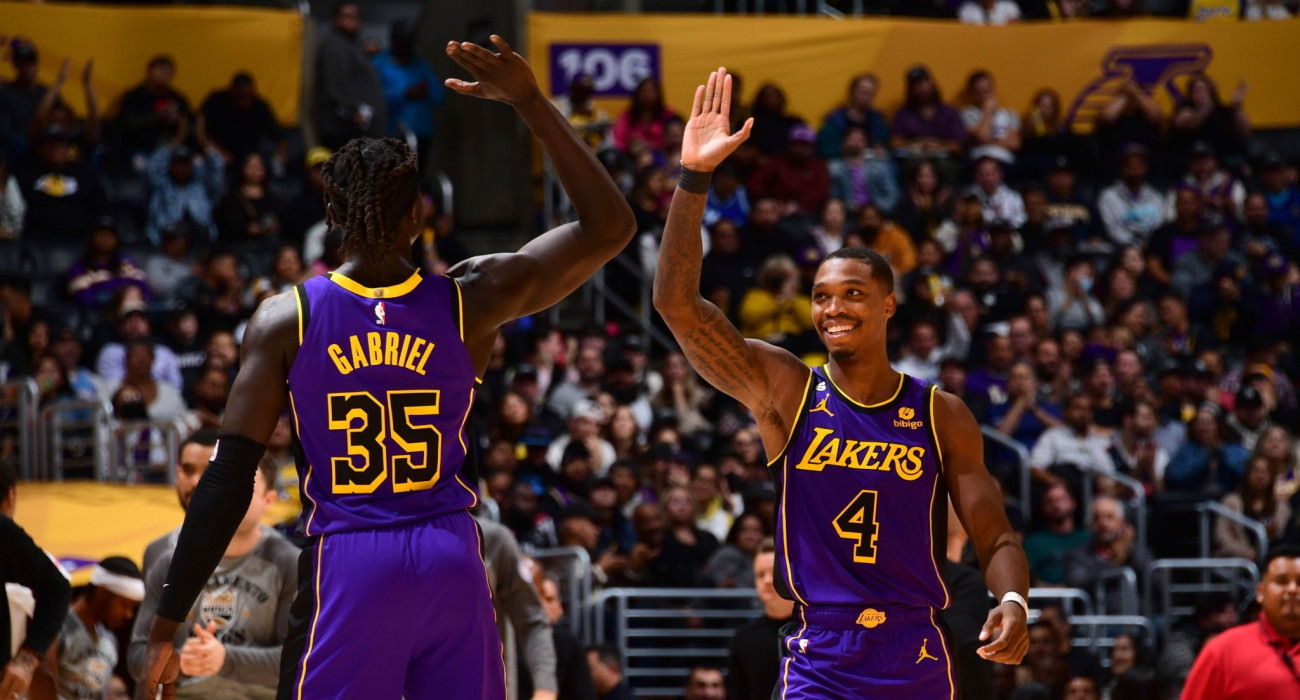 Ο Γουέινιεν Γκέιμπριελ της Μπάγερν με τον Λόνι Γουόκερ της Μακάμπι από την κοινή σεζόν τους στους Λέικερς / Πηγή: Photo by Adam Pantozzi / NBAE via Getty Images / Ideal Images