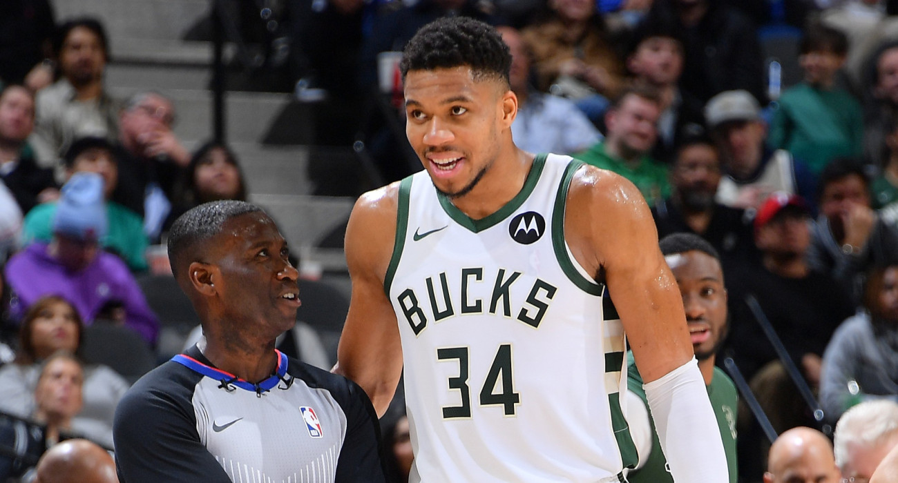 Ο ρέφερι Τζέιμς Γουίλιαμς με τον Γιάννη Aντετοκούνμπο / Photo: Michael Gonzales / NBAE via Getty Images / Ideal Images