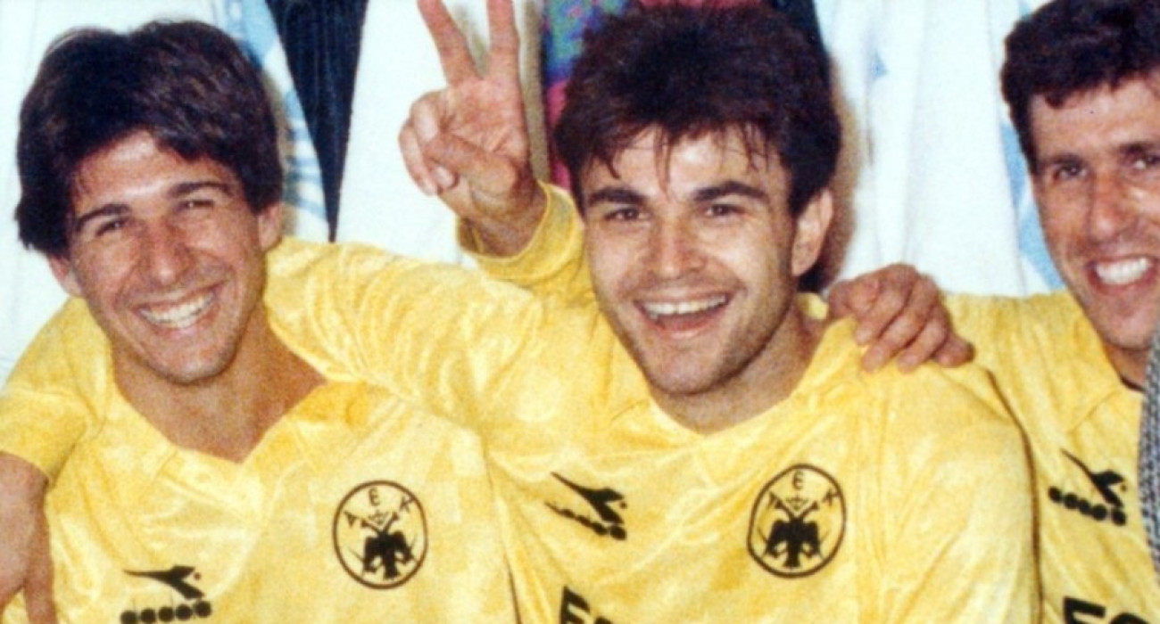 Οι Γκούμας, Βασιλόπουλος και Φαμέλλης πανηγυρίζουν τη νίκη της ΑΕΚ στη Λάρισα το 1990 / Πηγή: Eurokinissi