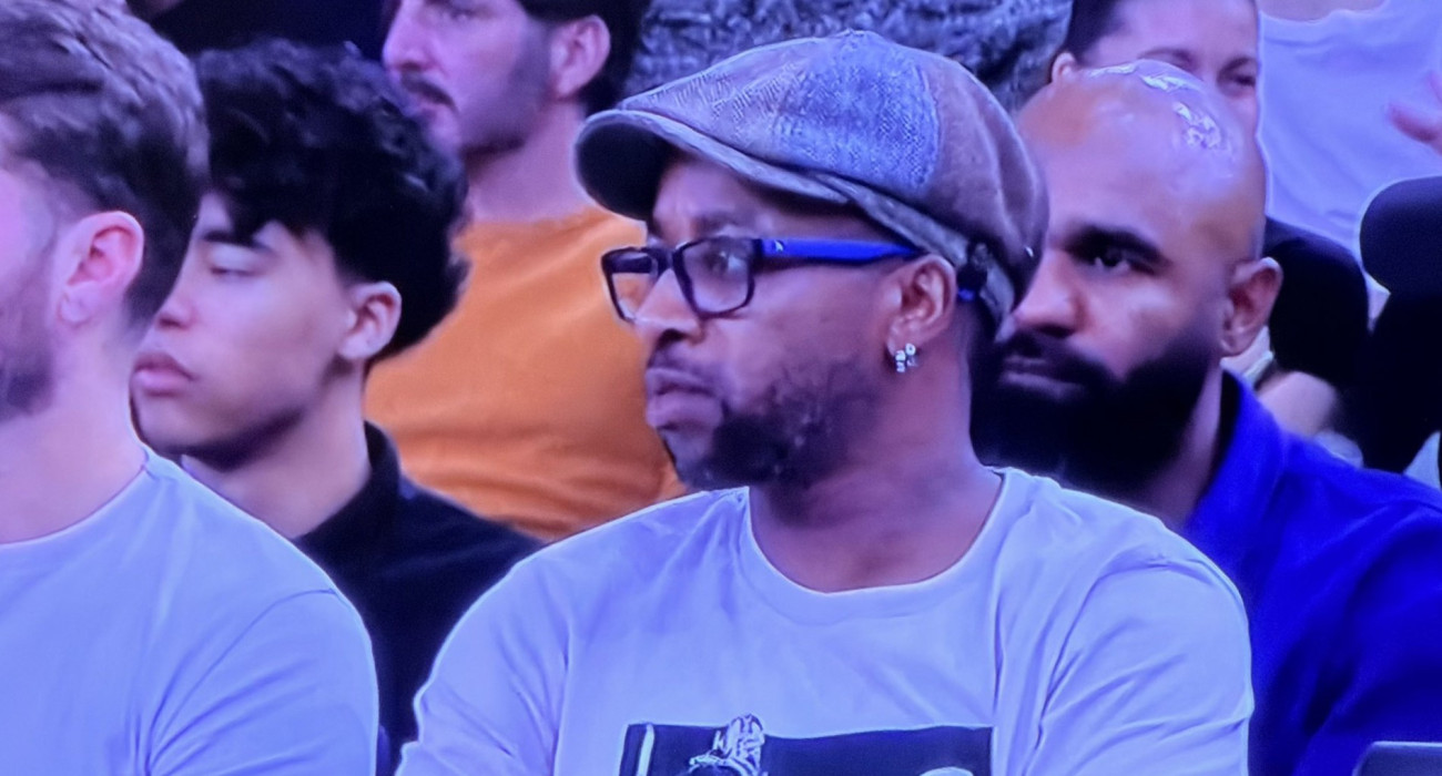 O Σίντεϊ Γκοβού παρακολουθεί τον Παναθηναϊκό