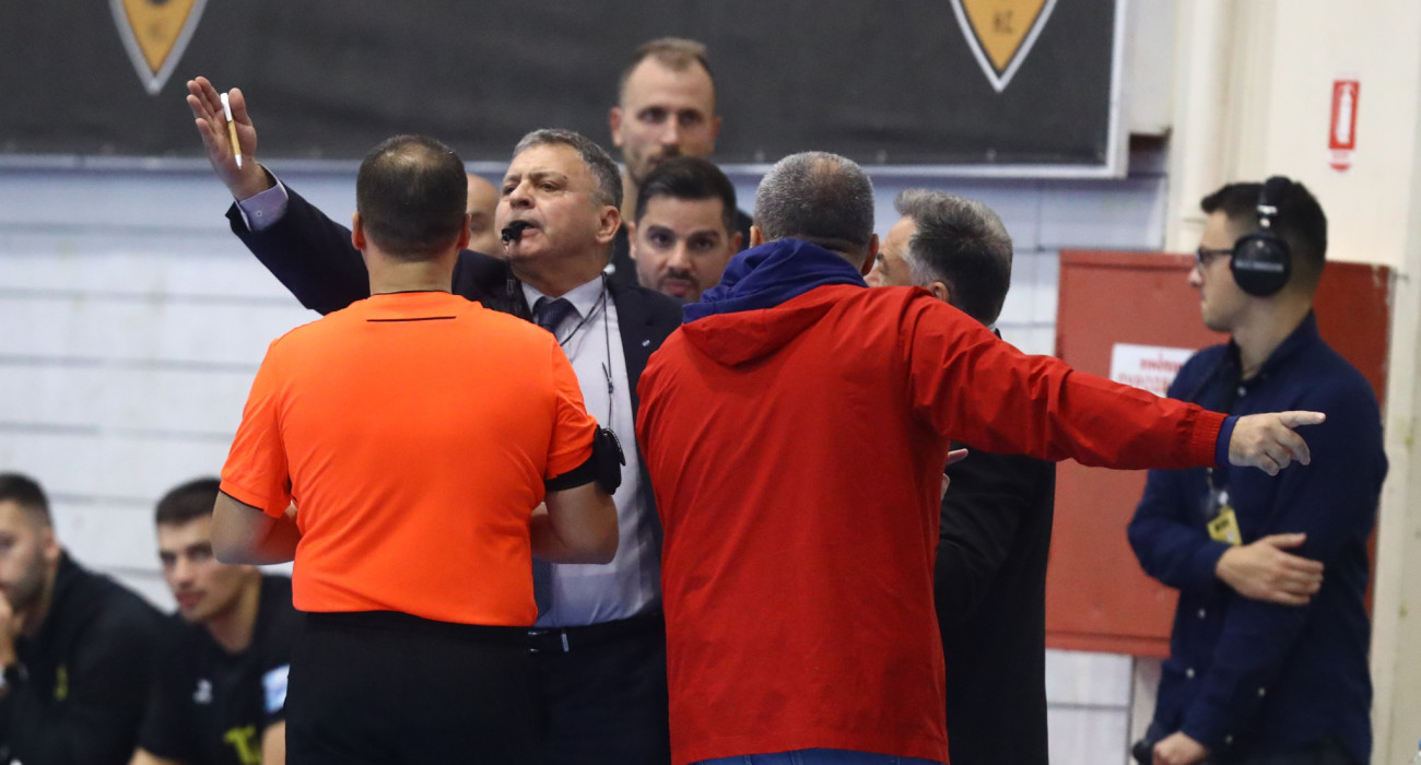 Στιγμές από την προσωρινή διακοπή του αγώνα της ΑΕΚ με τον Ολυμπιακό / Πηγή: Eurokinissi