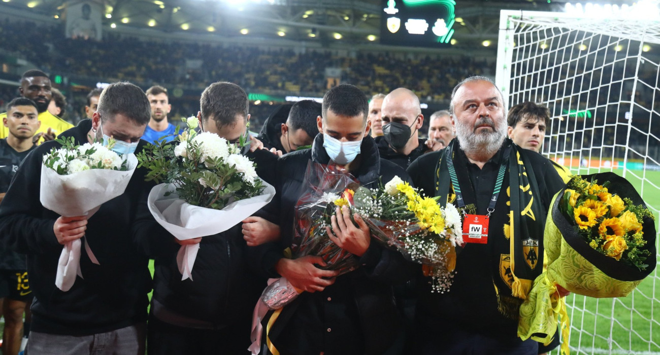 Ο Μάριος Ηλιόπουλος και οι παίκτες της ΑΕΚ κατέθεσαν λουλούδια στη μνήμη του Μάριου / Πηγή: Eurokinissi