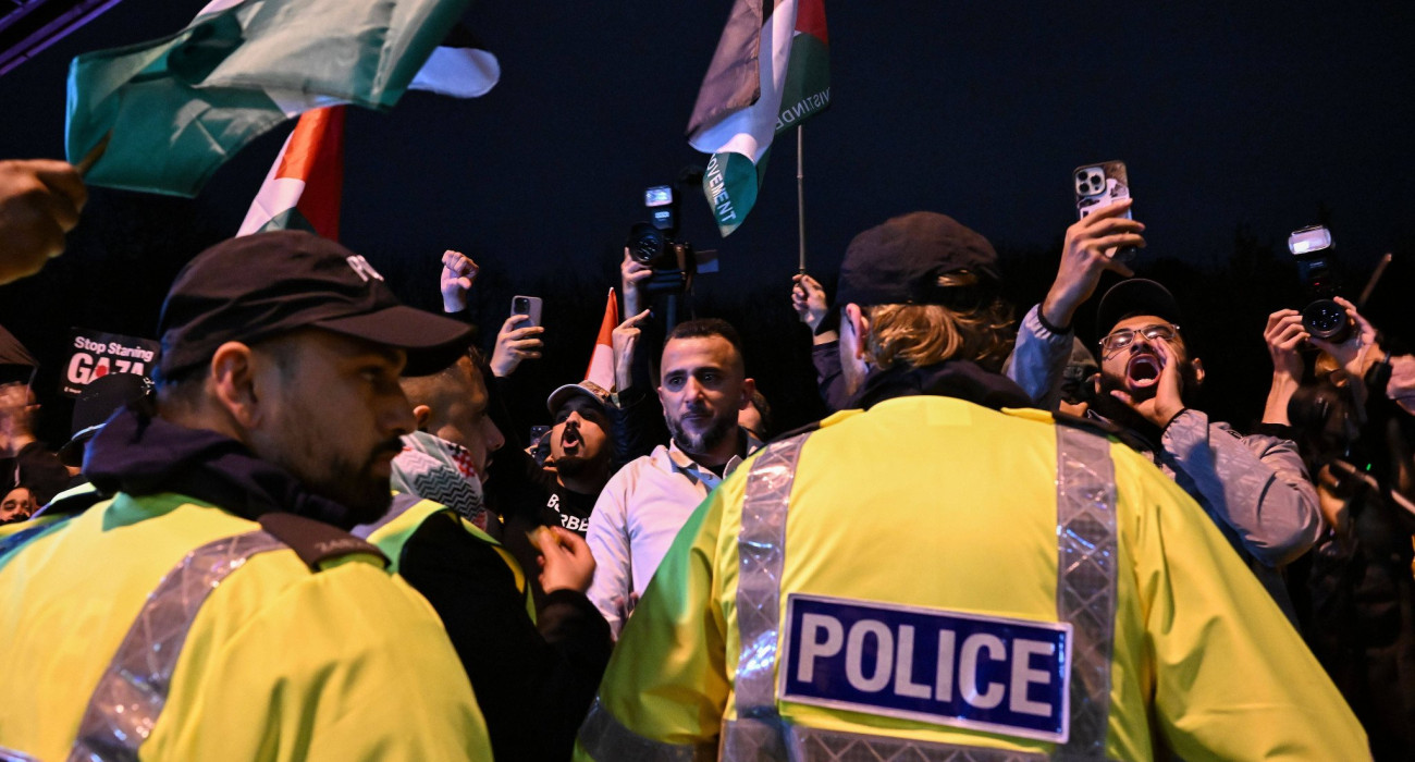 Η αστυνομία κρατά σε απόσταση του Άραβες που διαδηλώνουν έξω από το Villa Park ενάντια στις πρακτικές του Ισραήλ και πριν το ματς με τη Μακάμπι Τελ Αβίβ / Πηγή: Imago