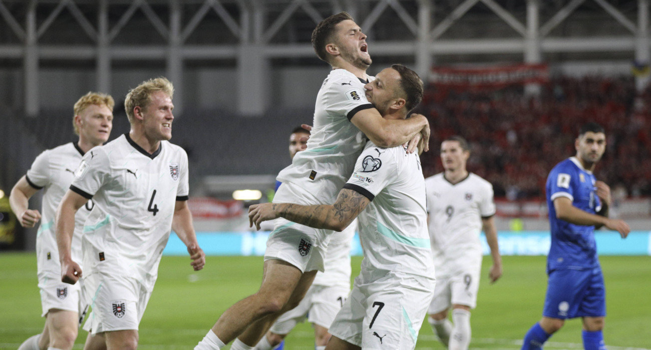 Οι ποδοσφαιριστές της Αυστρίας πανηγυρίζουν το γκολ του Αρναούτοβιτς / Πηγή: Imago