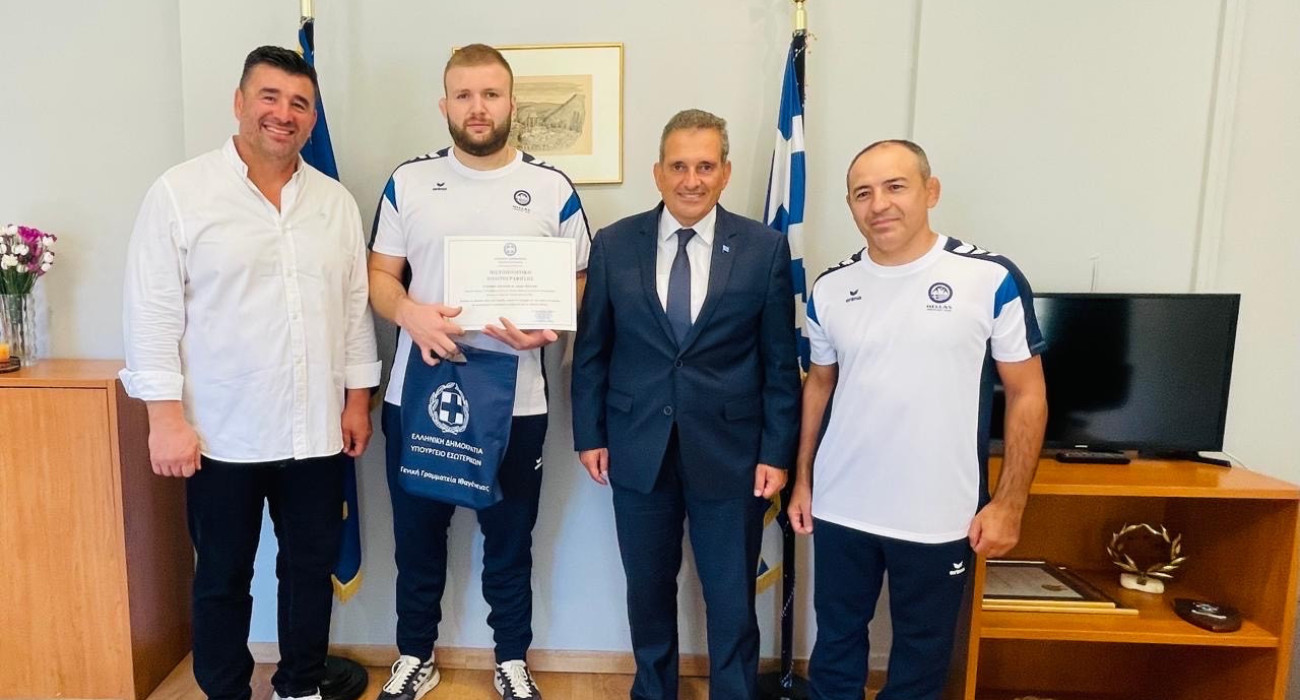 Ορκίστηκε Έλληνας ο Αζαμάτ Χοσόνοβ / Πηγή: ΕΛ.Ο.Π.