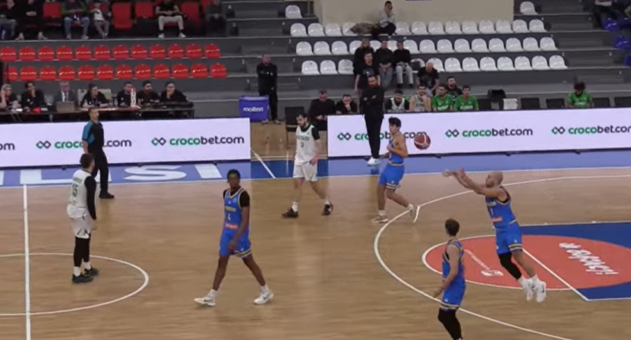 Τι έβαλε ο Μουράτος! Απίστευτο buzzer beater από τη μια άκρη του γηπέδου στην άλλη (video)