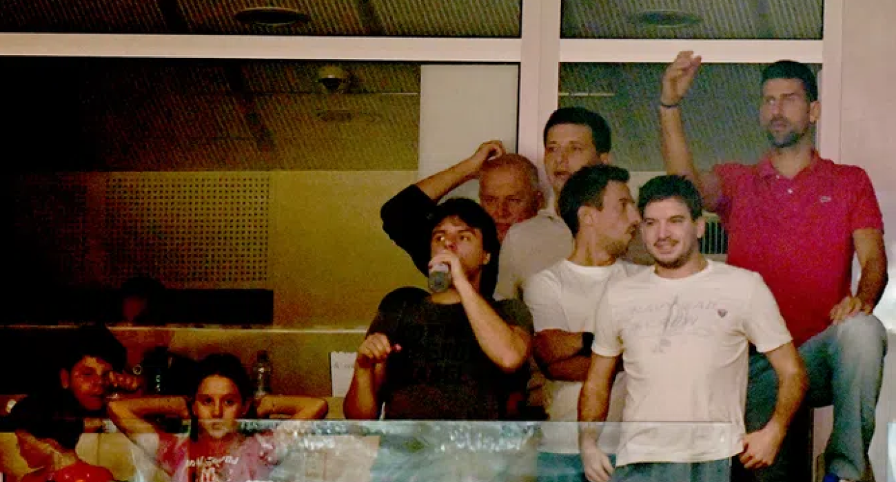 Ο Νόβακ τζόκοβιτς παρακολουθεί το παιχνίδι του Ερυθρού Αστέρα/Screenshot