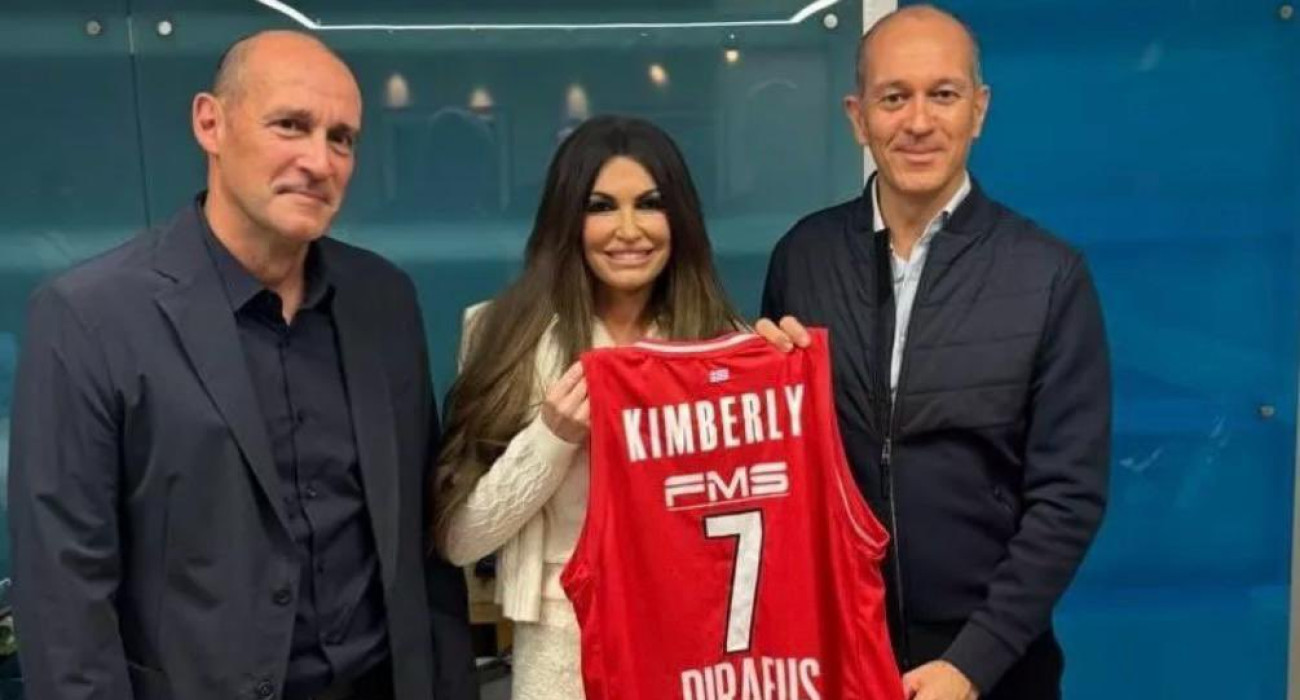 Η Πρέσβειρα των ΗΠΑ στο πλάι του Παναγιώτη και του Γιώργου Αγγελόπουλου / Πηγή: ΚΑΕ Ολυμπιακός