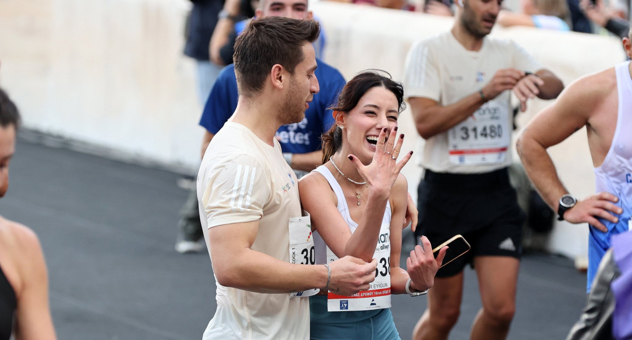 Η στιγμή της πρότασης γάμου στον 42ο Αυθεντικό Μαραθώνιο της Αθήνας / Πηγήη: Intime