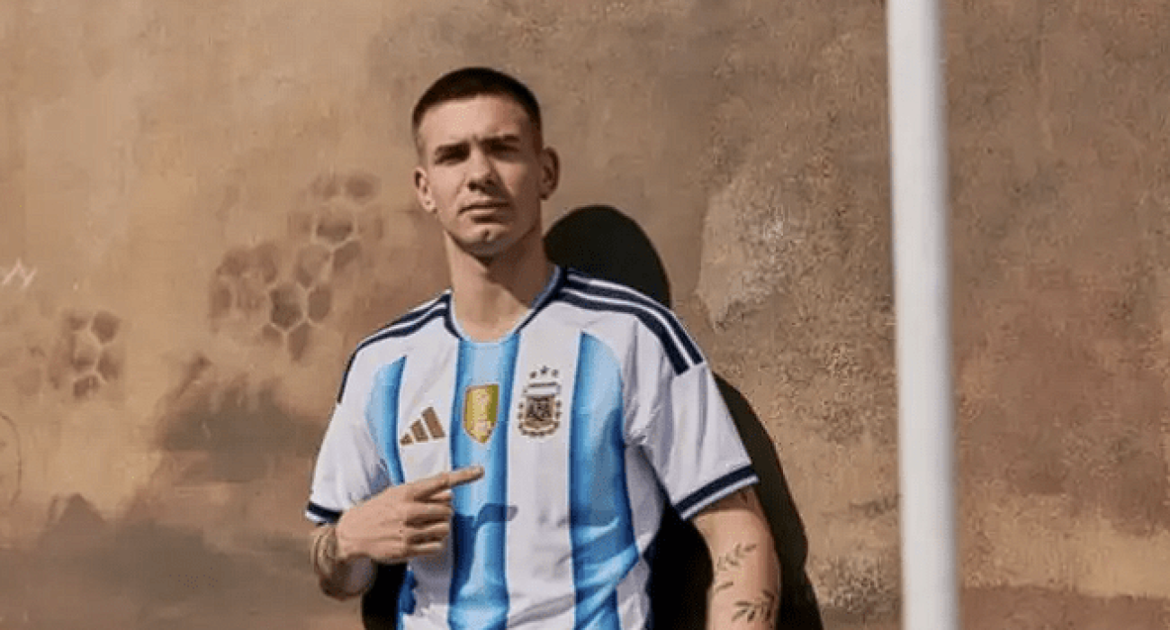 Ο Μασταντουόνο με την νέα φανέλα της Αργεντινής / Screenshot