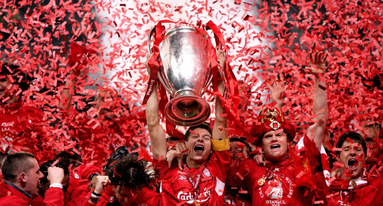 Ο Στίβεν Τζέραρντ σηκώνει το τρόπαιο του Champions League / Πηγή: Imago