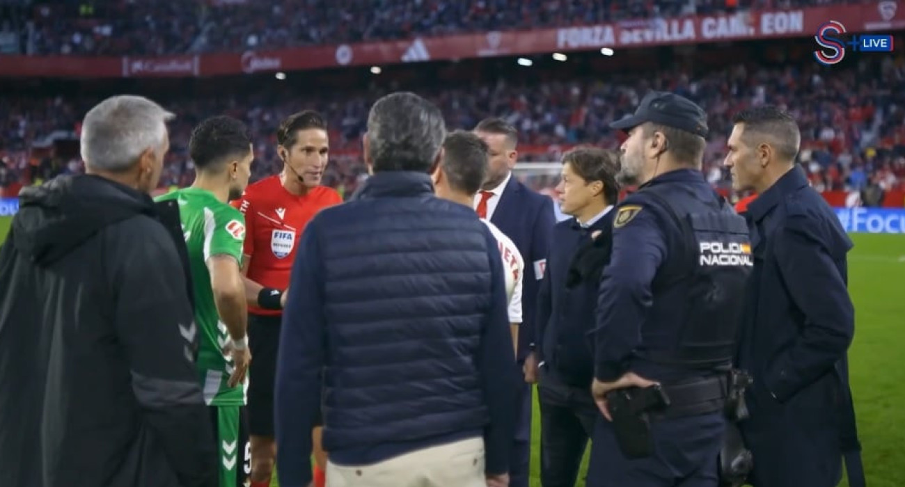 Η αστυνομία μαζί με τον διαιτητή και τους προπονητές Σεβίλλης και Μπέτις