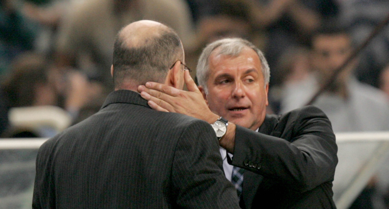 Ντούσκο Βουγιόσεβιτς και Ζέλικο Ομπράντοβιτς αγκαλιάζονται / Πηγή: Eurokinissi