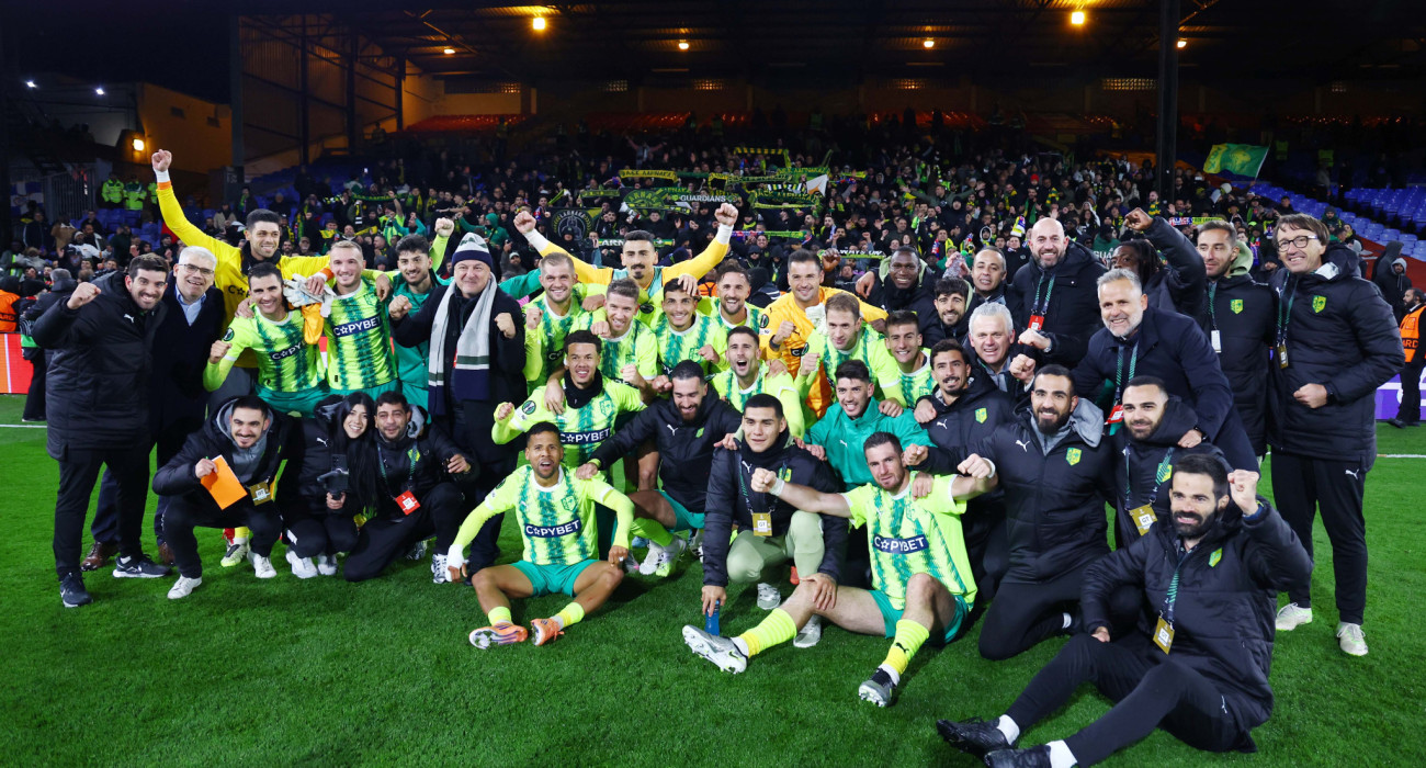 Οι παίκτες της ΑΕΚ Λάρνακας πανηγυρίζουν μετά την νίκη απέναντι στην Κρίσταλ Πάλας / Πηγή: Intime