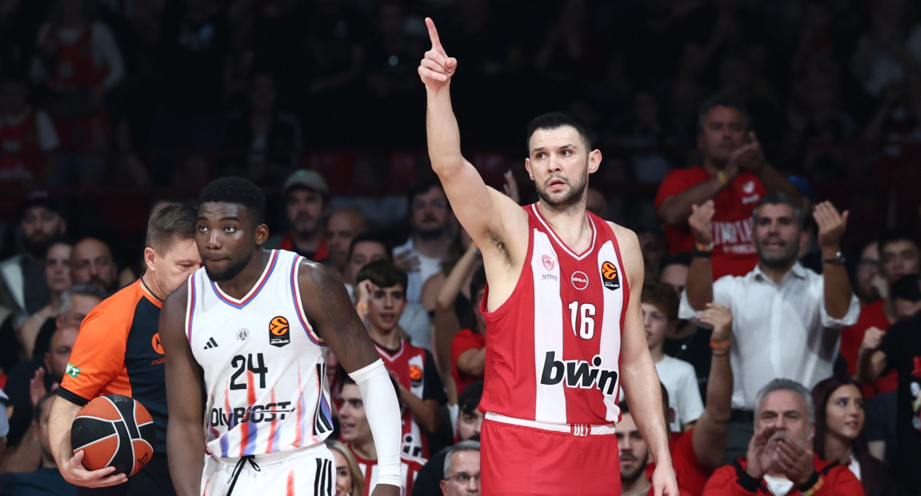 Ο Κώστας Παπανικολάου δείχνει τον δρόμο προς τη... νίκη / Πηγή: Intime