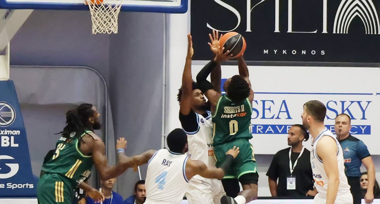 O Σορτς του Παναθηναϊκού σε προσπάθεια να σκοράρει ανάμεσα στους αμυντκούς της Μυκόνου / Πηγή: INTIME