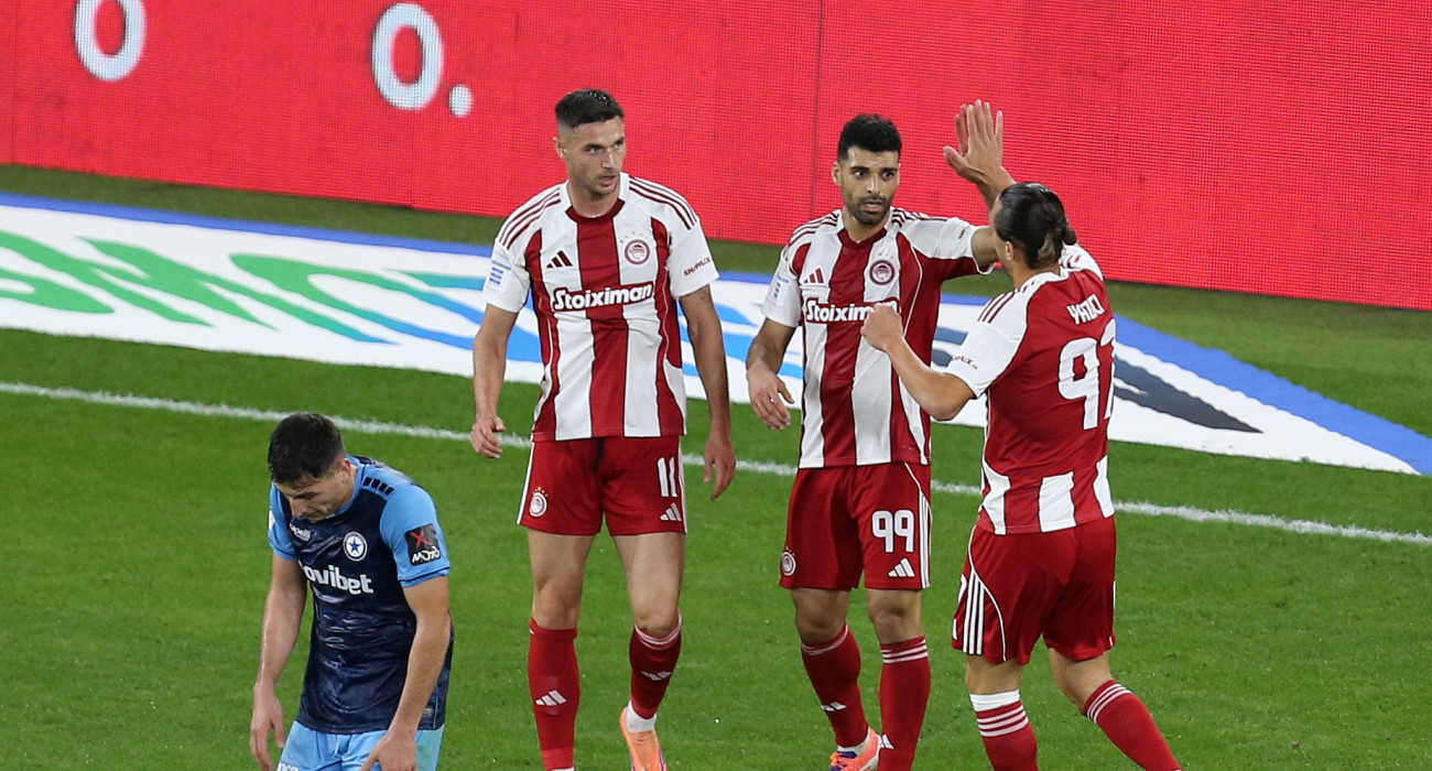 O Μέχντι Ταρέμι πανηγυρίζει με τους συμπαίκτες του το ένα από τα δύο γκολ που σκόραρε κόντρα στον Ατρόμητο / Πηγή: Eurokinissi