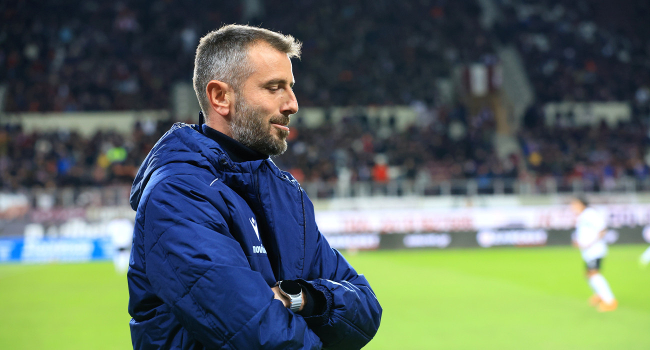 Ο Στέλιος Μαλεζάς στον πάγκο της ΑΕΛ Novibet / Πηγή: InTime