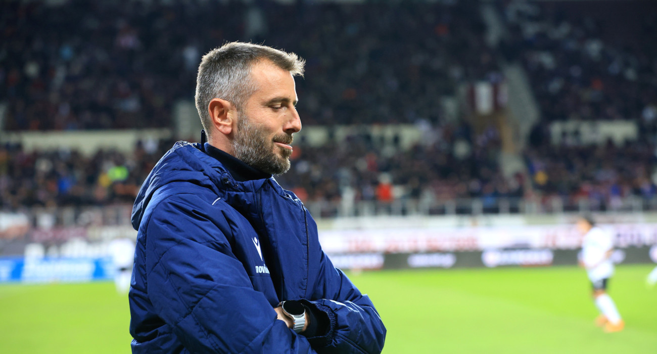 Ο Στέλιος Μαλεζάς στον πάγκο της ΑΕΛ Novibet / Πηγή: InTime