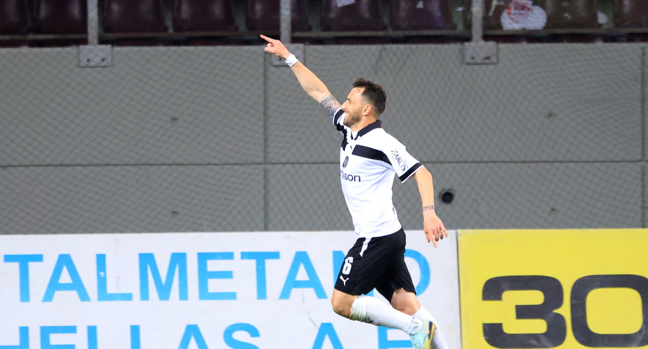 Ο Ζήσης Καραχάλιος πανηγυρίζει με την φανέλα του ΟΦΗ / Πηγή: InTime