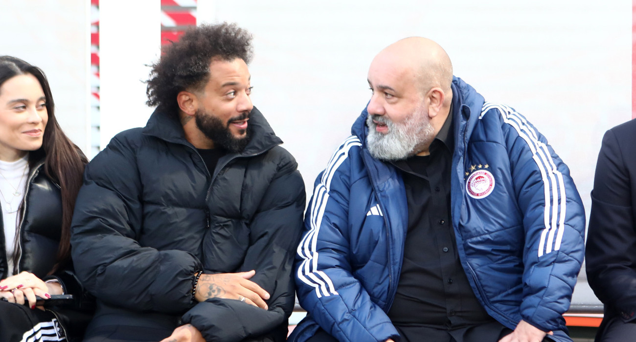 Ο Μαρσέλο με τον Καραπαπά στο πάγκο του Ολυμπιακού / Πηγή: InTime